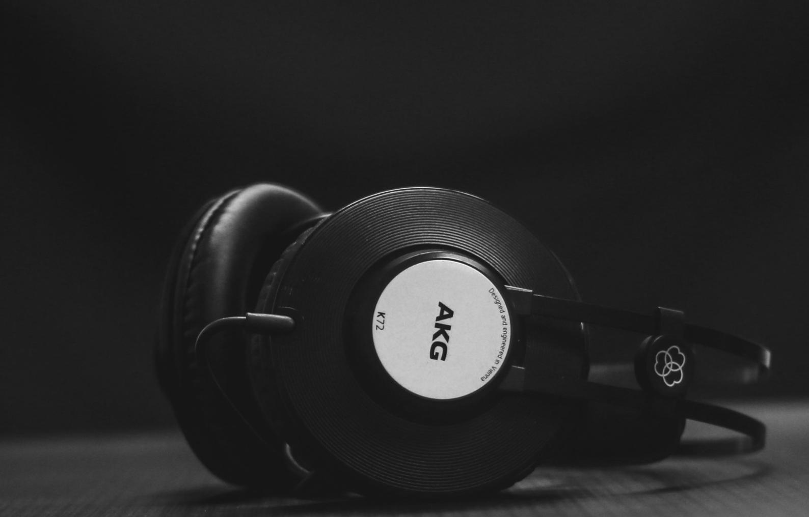 Lecture materials and annotated scores for online music history study